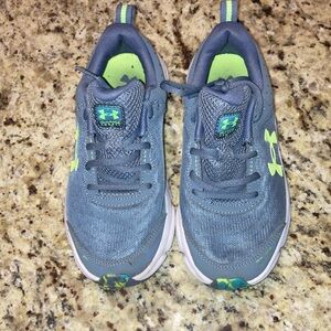 Boys size 5 Under Amour shoe